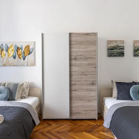 Charming & Cozy Stylish In The Heart Of Apartment