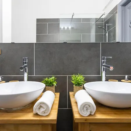 Charming & Cozy Stylish In The Heart Of Apartment