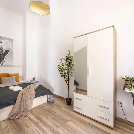 Charming & Cozy Stylish In The Heart Of Apartment