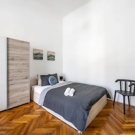 Charming & Cozy Stylish In The Heart Of Apartment