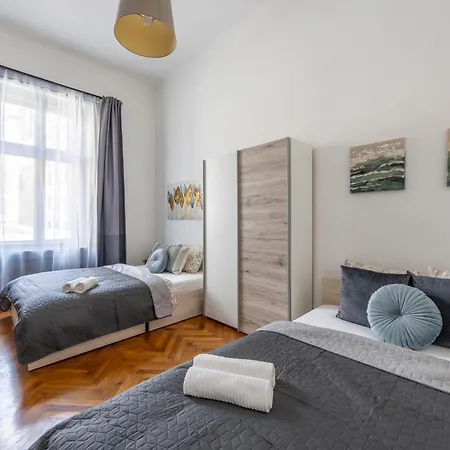 Charming & Cozy Stylish In The Heart Of Apartment