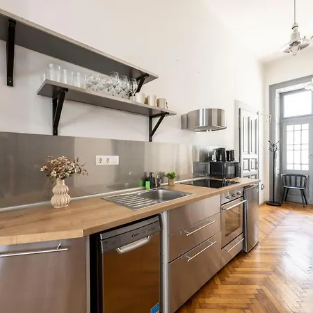 Charming & Cozy Stylish In The Heart Of Apartament *