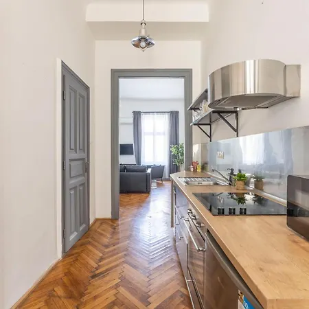 Charming & Cozy Stylish In The Heart Of Apartament